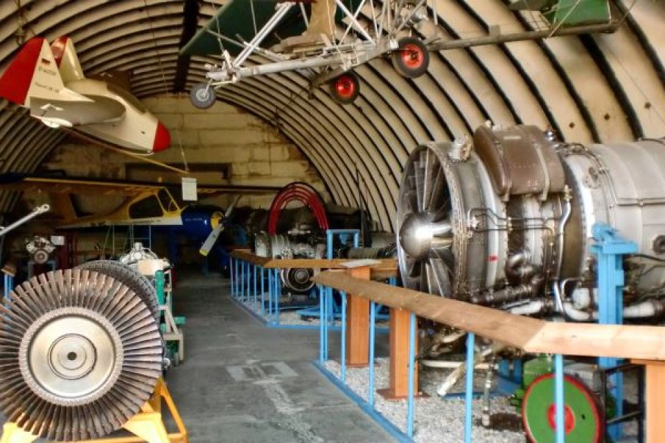 Shelterausstellung: Triebwerk- und Flugzeugtechnik, Foto: Birk Polten, Lizenz: Birk Polten