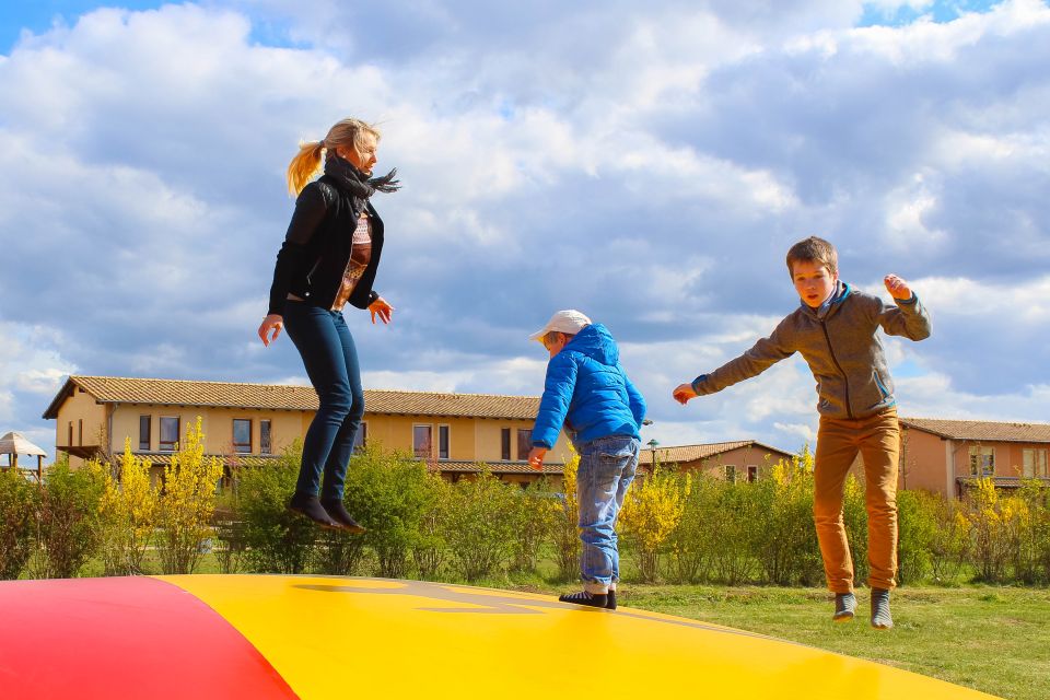 Hüpfen im Ferienpark, Foto: Juliane Kummerow, Lizenz: Ferienpark Templin GmbH & Co. KG