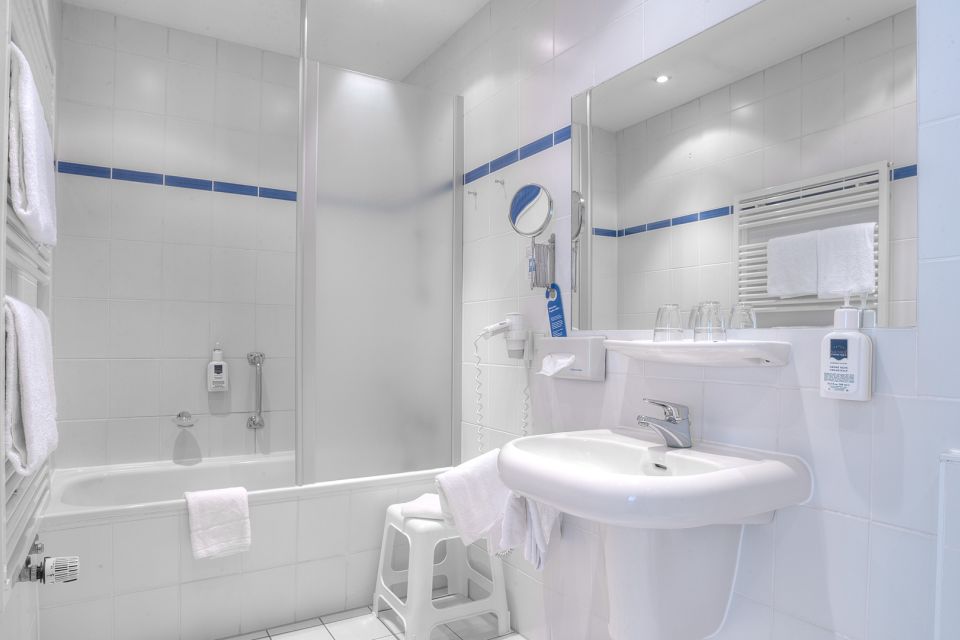 Badezimmer im Standard- und Comfortzimmer