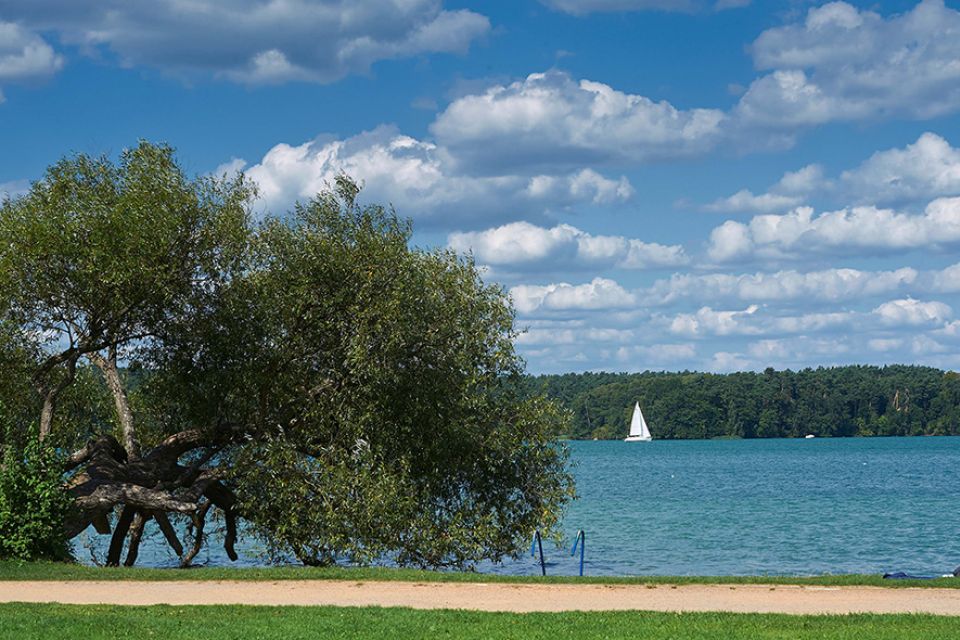 Blick von der Liegewiese auf den Werbellinsee, Foto: Jürgen Rocholl, Lizenz: Gemeinde Schorfheide
