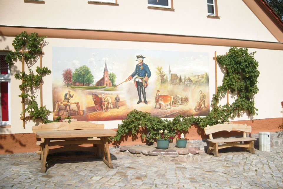 Wandgemälde vor dem Holzschuhmacherlerbniszentrum, Foto: Amt Joachimsthal (Schorfheide), Lizenz: Amt Joachimsthal (Schorfheide)