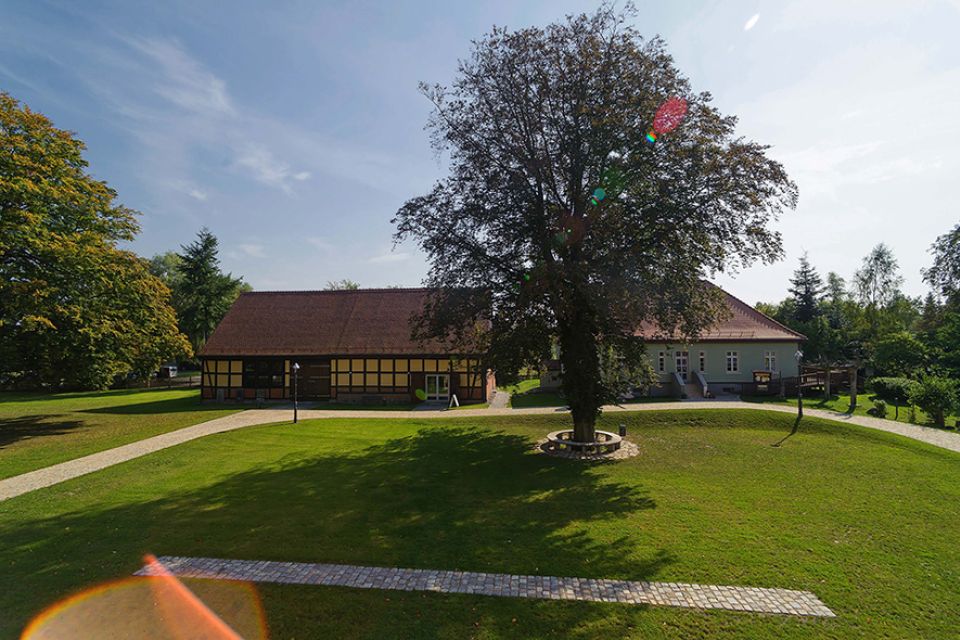 Blick auf die Museumsscheune, Foto: Jürgen Rocholl, Lizenz: Gemeinde Schorfheide