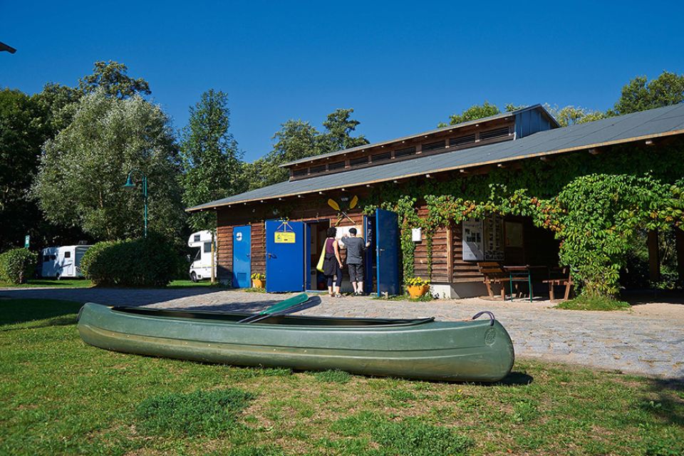 Wohnmobilstellplatz am Finowkanal, Foto: Jürgen Rocholl, Lizenz: Gemeinde Schorfheide